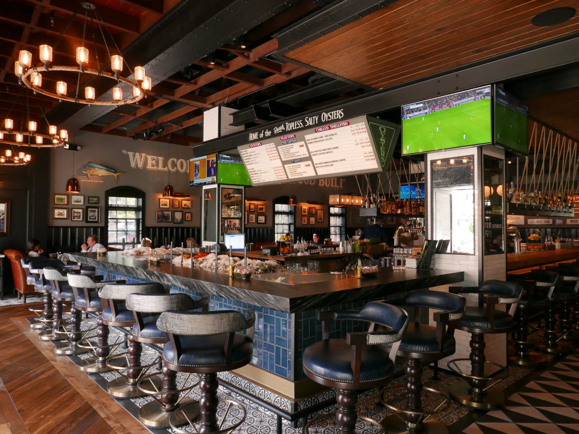 King’s Fish House Updates Design in The Commons at Calabasas Ventura Blvd